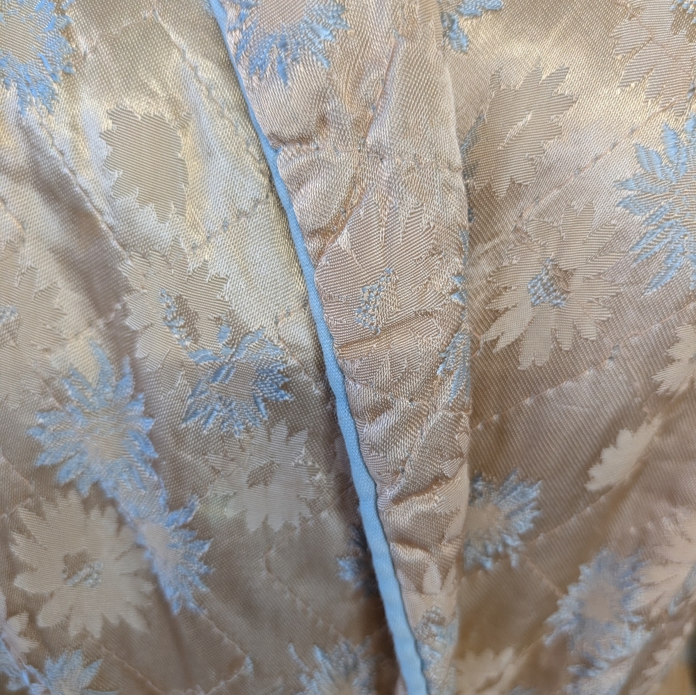 Vintage Robe 1940/50 Cream Satin With Light Blue Floral Free Size - Picture 2 of 16